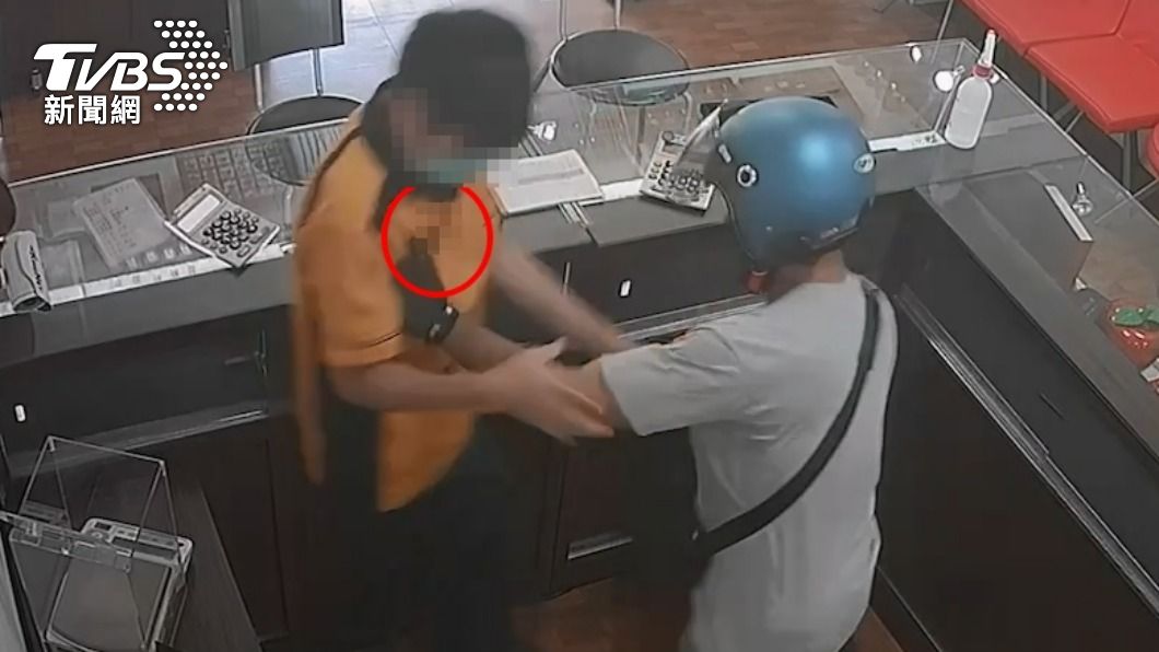 獨/三重金飾店行搶影片曝!歹徒持刀堵員工胸口 他奮力反抗受傷
