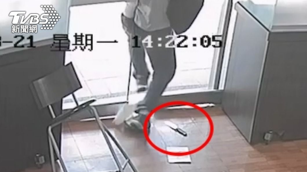 犯嫌被電動玻璃門卡住,刀械掉落。(圖/TVBS)