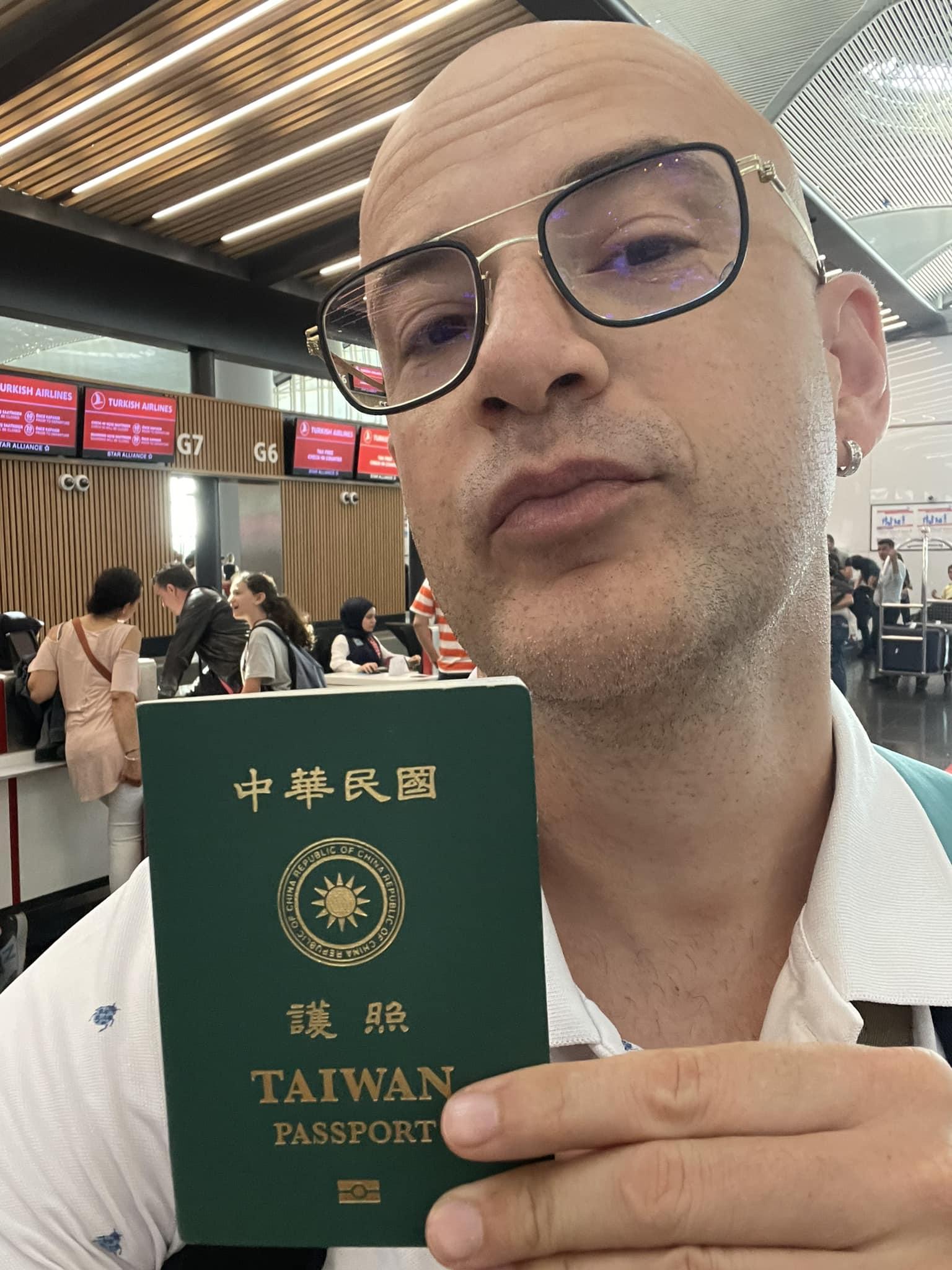 吳鳳秀出自己中華民國護照。(圖/翻攝自臉書吳鳳 Rifat)