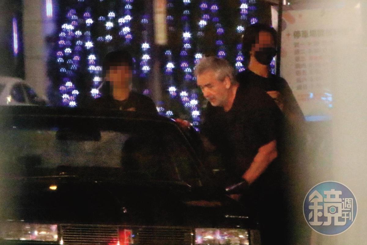 8月11日23時42分，盧貝松（右二）湊近駕駛座與桂綸鎂討論，桂綸鎂是法語系畢業，與盧貝松自然是溝通無礙，交流順利。（圖／鏡週刊提供）