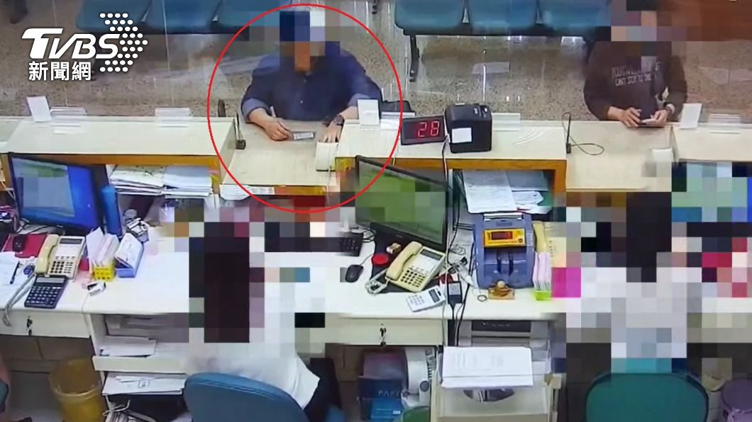劉男到銀行提領10萬元現金，事後一度懷疑行員掉包將現金換成假鈔。（圖／TVBS）