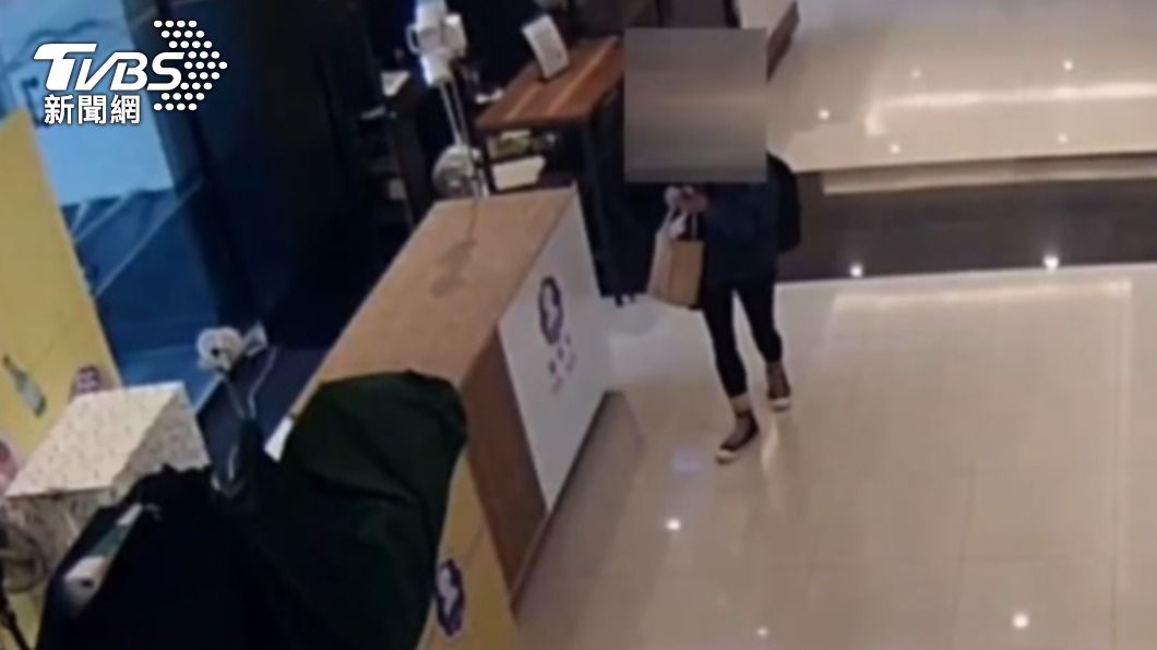 趁著商場準備開門,店員忙碌時行竊。(圖/TVBS)