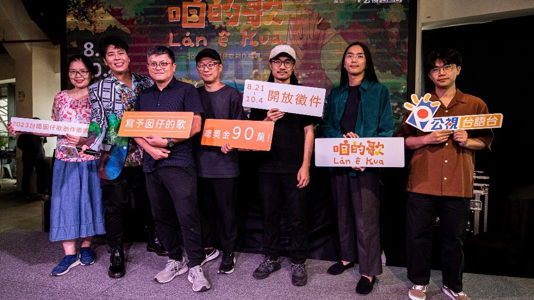 活動代言人邵大倫(左二)、製作人黃培育(左三)、柯智豪(中)、曾仁義(右三)一同合影。(圖/公視台語台提供)