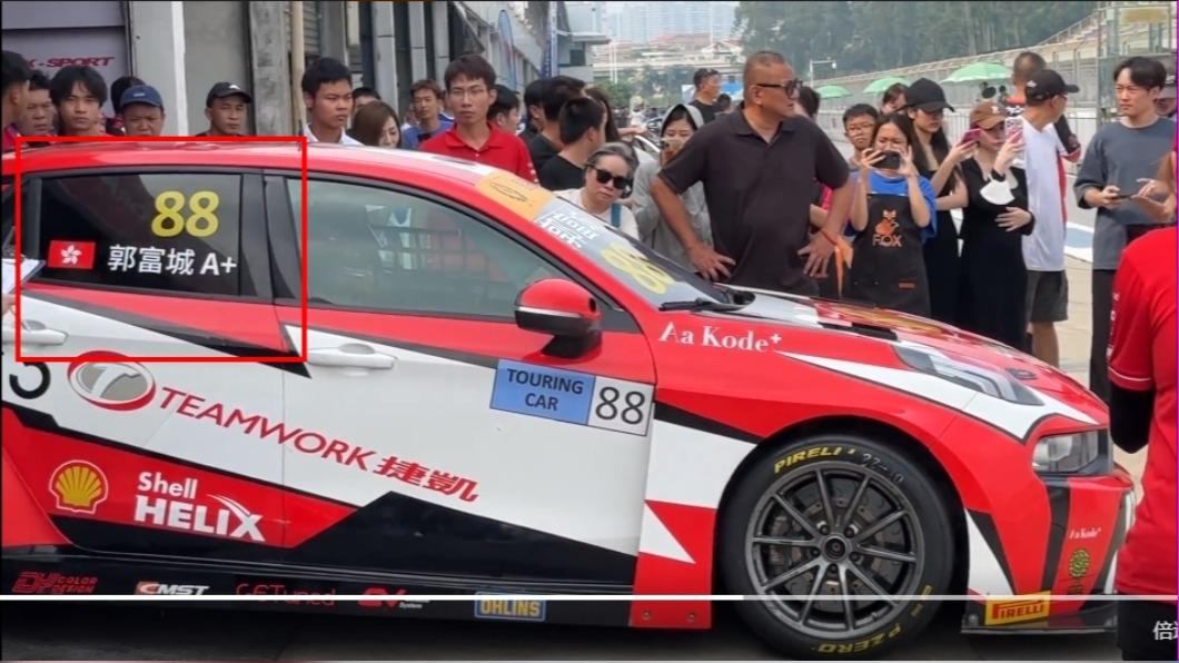 車身上大大寫著郭富城。(圖/翻攝自微博)