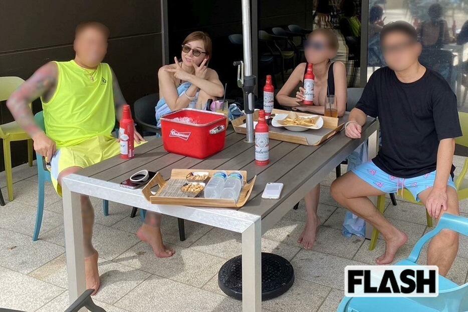 日媒踢爆其實跟加護亞依同行的還有另外2位爭議人物。(圖/翻攝自《FLASH》)