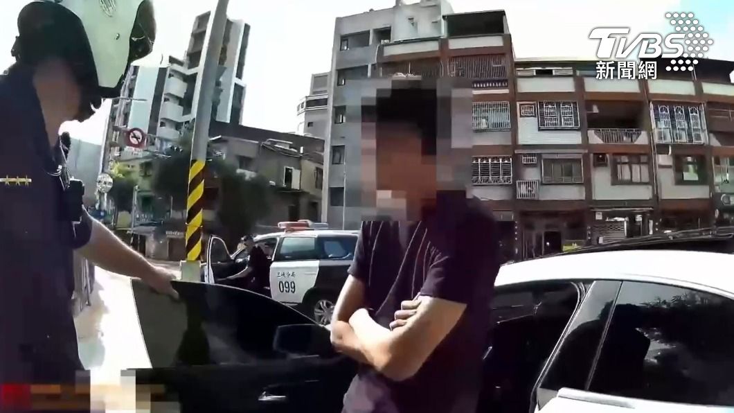 邊開車邊吸笑氣!無業男嘴叼氣球 還逆向睡翻害路上塞爆