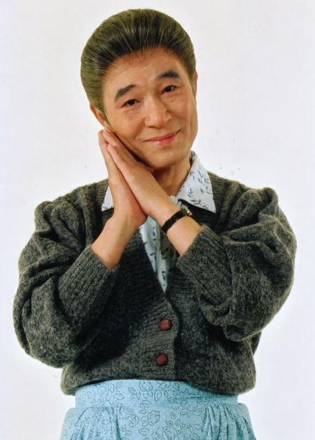 桑原和男飾演的老奶奶,成為經典角色之一。(圖/翻攝自推特)
