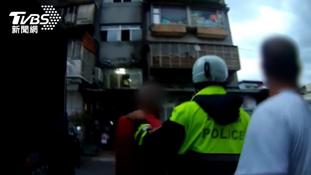 警方將4名賭客帶回偵辦。（圖／TVBS）