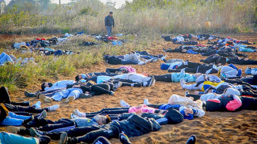 反戰片《N不O》畫面超驚悚!田地驚見「300具屍體」 竟全是學生