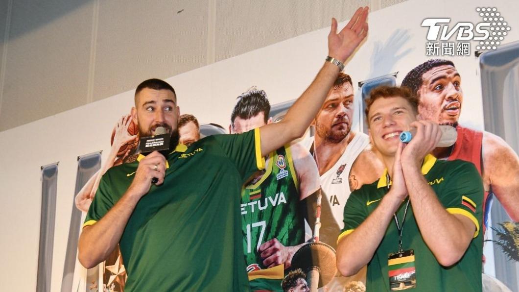 NBA鵜鶘隊中鋒Jonas Valančiūnas親切和粉絲互動。(圖/胡瑞麒攝)