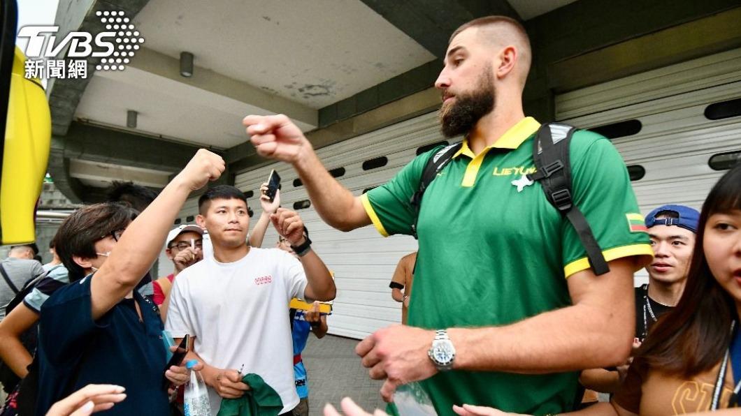 NBA鵜鶘隊中鋒Jonas Valančiūnas和球迷擊拳。(圖/胡瑞麒攝)