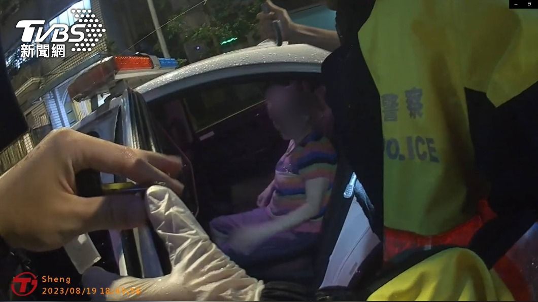 警員尋獲老婦，將她再回派出所內安置。（圖／TVBS）