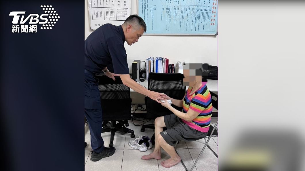 警員尋獲老婦。（圖／TVBS）