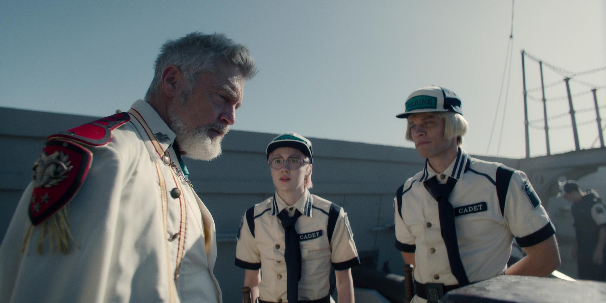 海軍上校白獵人斯摩格(左)也出現了。(圖/Netflix提供)