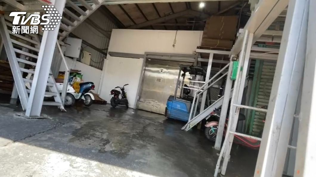 武男看到堆高機沒熄火,欲上車關閉電源,不料堆高機突然往下滑行。(圖/TVBS)