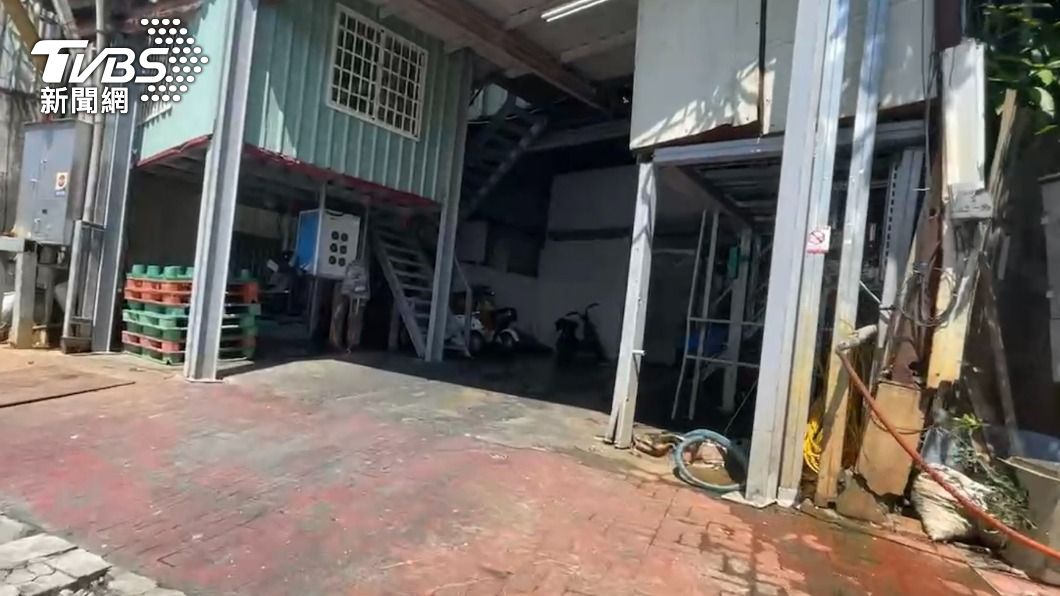 男為了賺更多錢給家人好的生活,去年才剛與妻子一起從越南鄉下來台工作。(圖/TVBS)