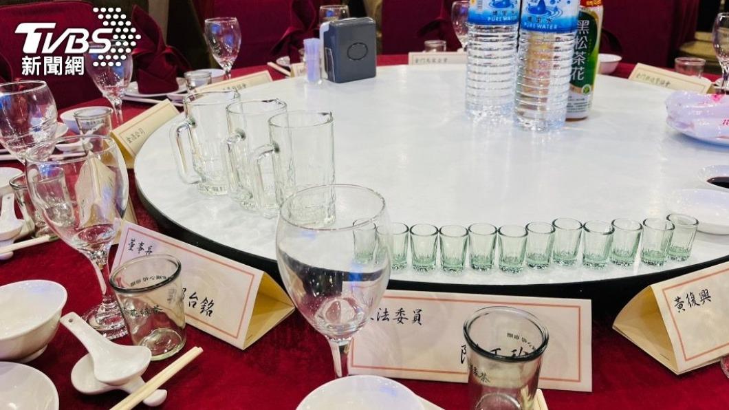 鴻海創辦人郭台銘在金門舉辦造勢，立委陳玉珍也坐主桌。（圖／黃韋銓攝）