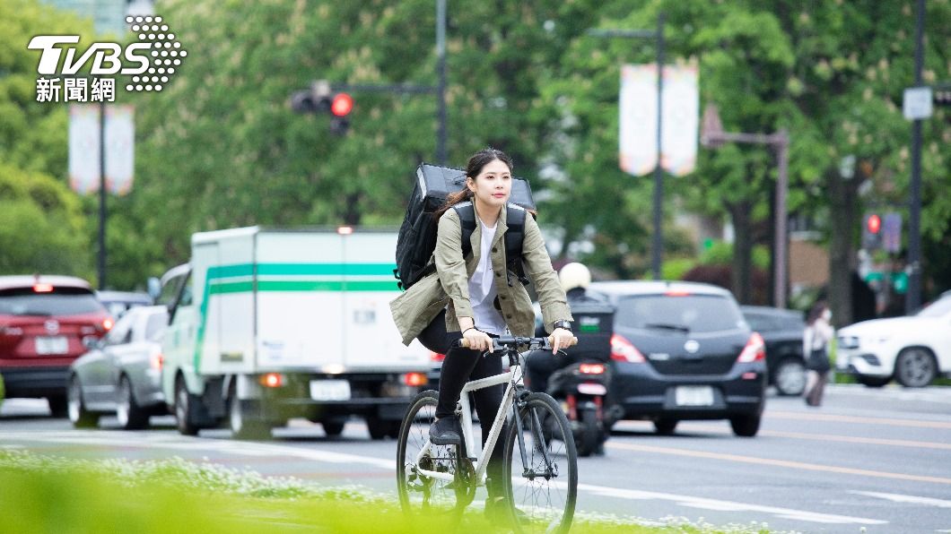 台灣法規好模糊!腳踏車屬慢車卻能上人行道 網怨:不倫不類