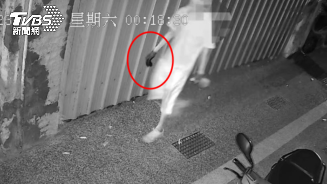 毒蟲疑似預謀犯案,戴手套做防護。(圖/TVBS)