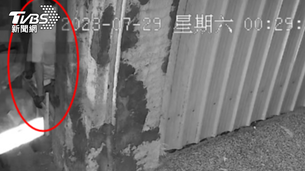 爬牆闖入老宅二樓,偷走金飾。(圖/TVBS)