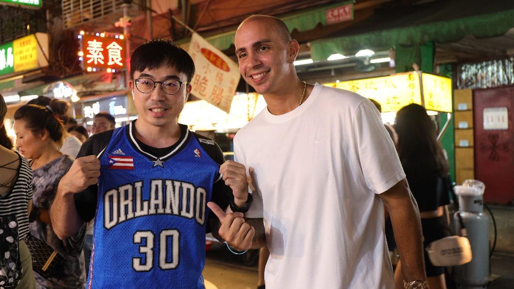 有球迷穿Carlos Arroyo魔術隊球衣合照。(圖/悍創運動行銷提供)