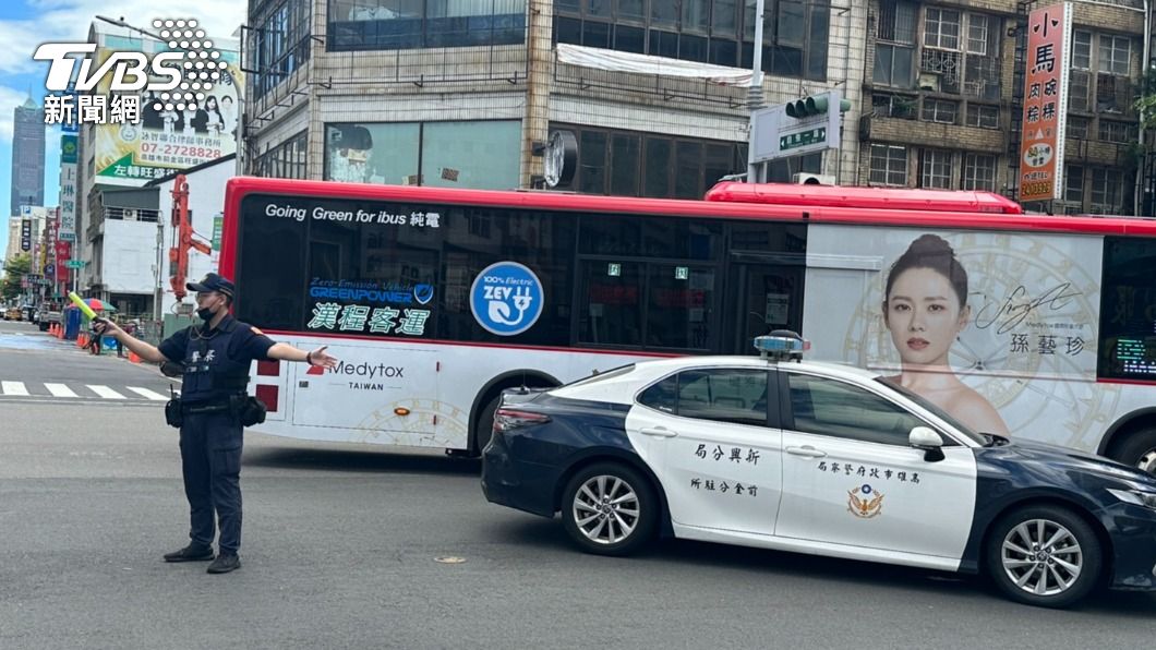 為避免二次車禍發生，員警抵達現場立刻進行交通管制。（圖／TVBS）