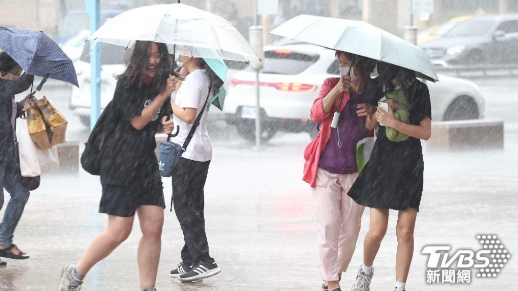 雨彈來襲!颱風外圍環流甩雨 5縣市大雨轟到入夜