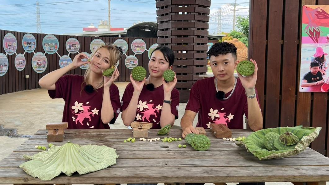 Yappy和日本網紅Shipitan(左)、Iwama(右)體驗剝蓮子。(圖/年代提供)