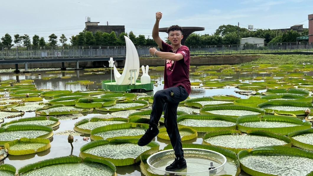 Yappy雖然是客家人,但也是第一次體驗漂浮大王蓮。(圖/年代提供)