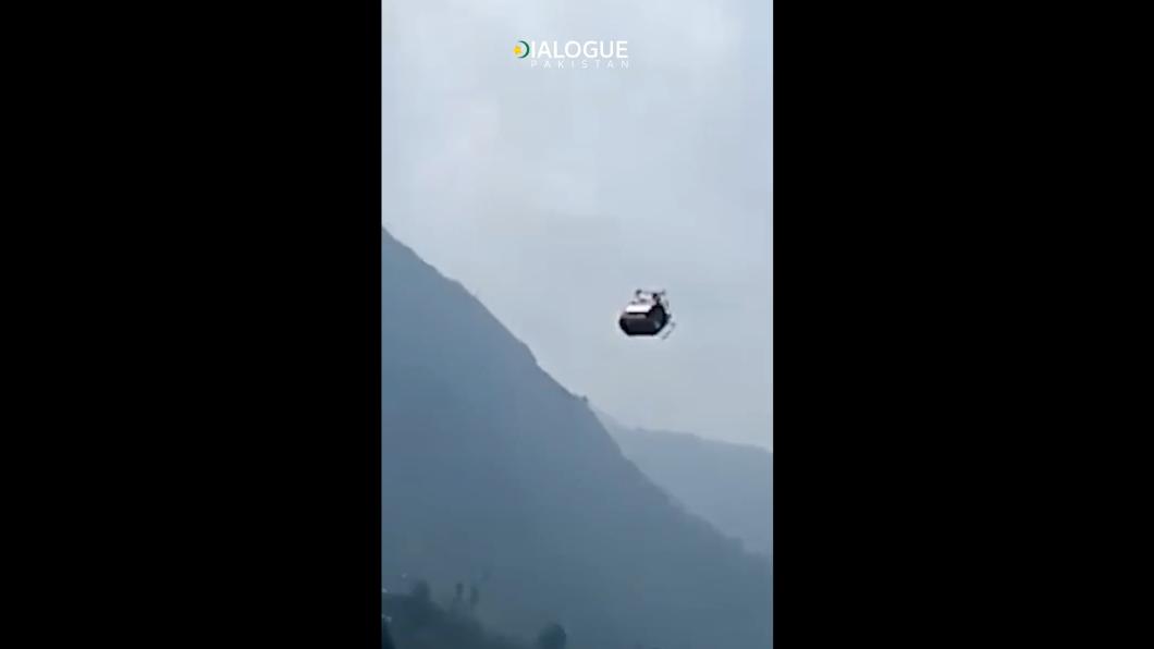 有片/嚇瘋!一纜線斷裂 巴國8人受困300多公尺高空纜車