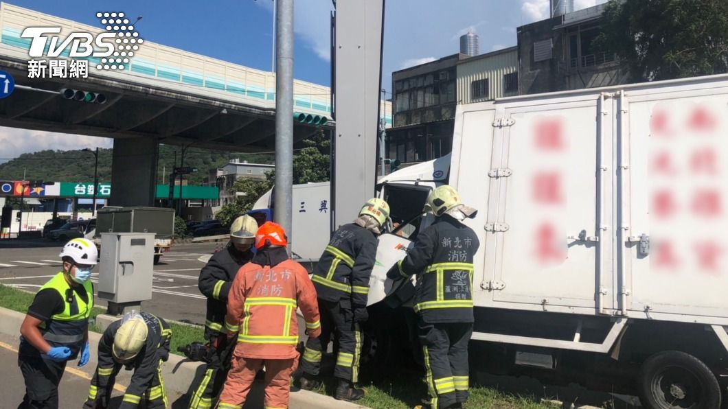 大批警消人員到場搶救。（圖／TVBS）