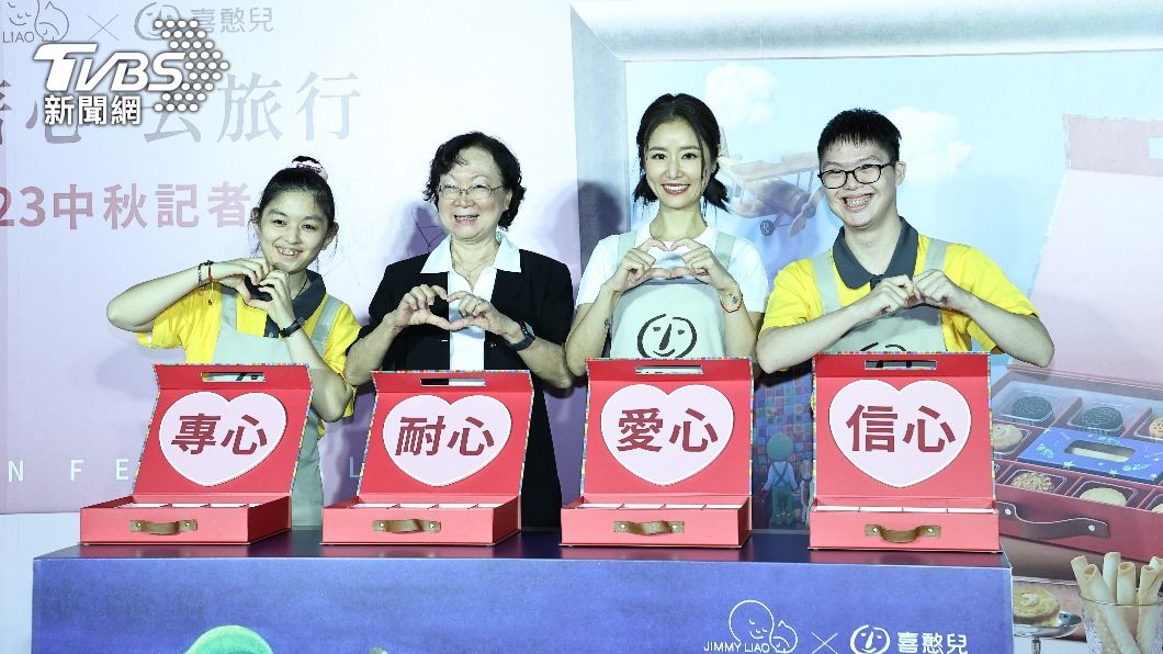 林心如(右二)出席喜憨兒中秋禮盒宣傳記者會。(圖/張哲鳴攝)