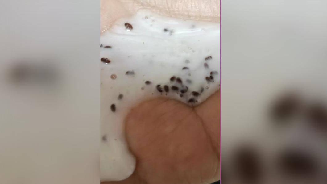 她指出不同製造日期的洗髮精都發現蟲卵。（圖／翻攝自《瀟湘晨報》）