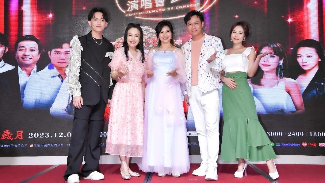 陳隨意(右2)遭爆跟謝宜君離婚。(圖/萬星傳播提供)