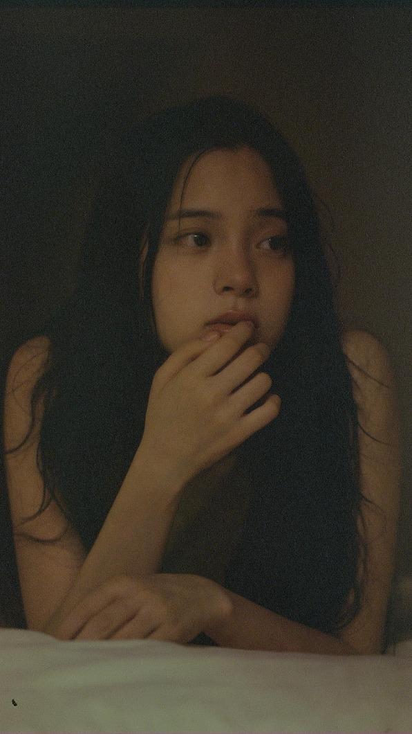 歐陽娜娜這次拍攝走回歸初心風格,甚至幾乎沒上妝就入鏡。(圖/海蝶音樂提供)