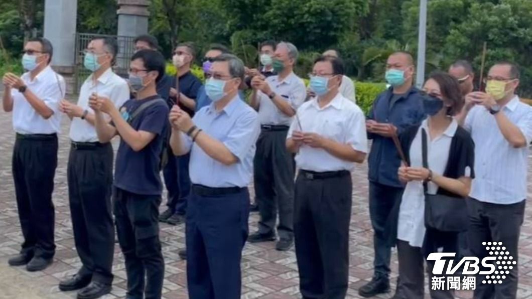 家屬在警政署警監督察蔡清龍等人的陪同下,前往塔位前祭拜。(圖/TVBS)