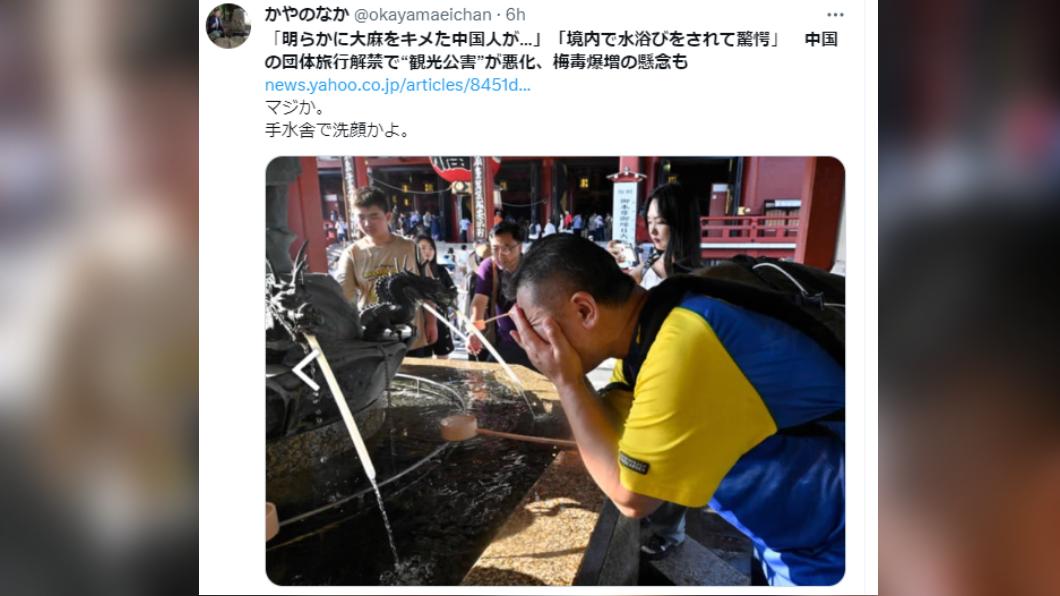 一名外國旅客在淺草寺洗手池洗臉。（圖／翻攝自推特）