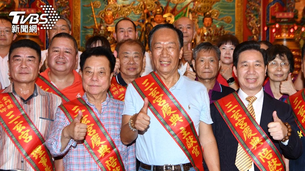 藍白合?郭台銘金門拜廟 「老友」民眾黨縣長陳福海突現身陪同
