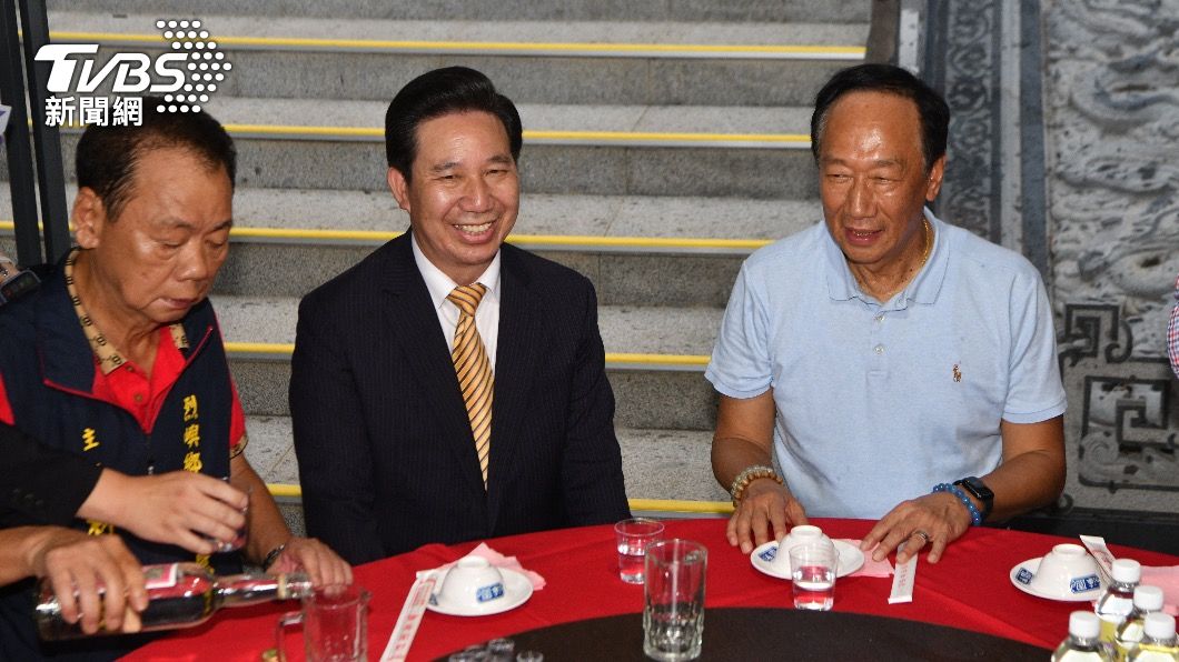民眾黨籍金門縣長陳福海陪同郭台銘拜廟。(圖/胡瑞麒攝)