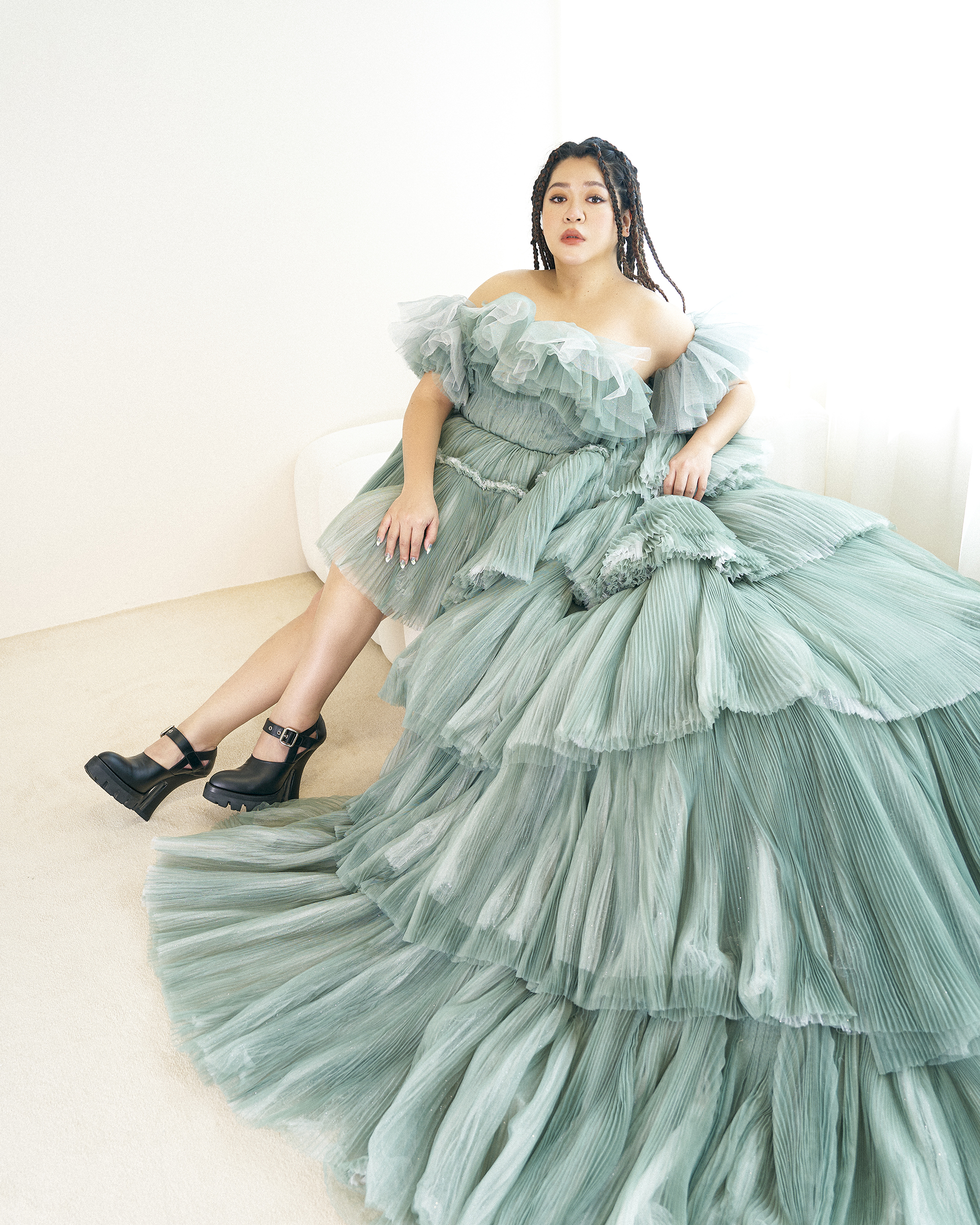 劉紀範(Amanda)拍婚紗照,母胎單身的她笑稱要先嫁給自己。(圖/藝和創藝提供)