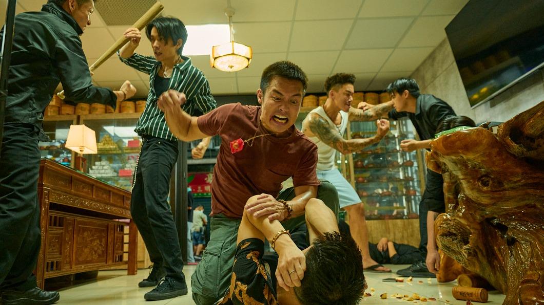 《我最愛的笨男人》3位主演有許多激烈動作戲。(圖/CATCHPLAY提供)