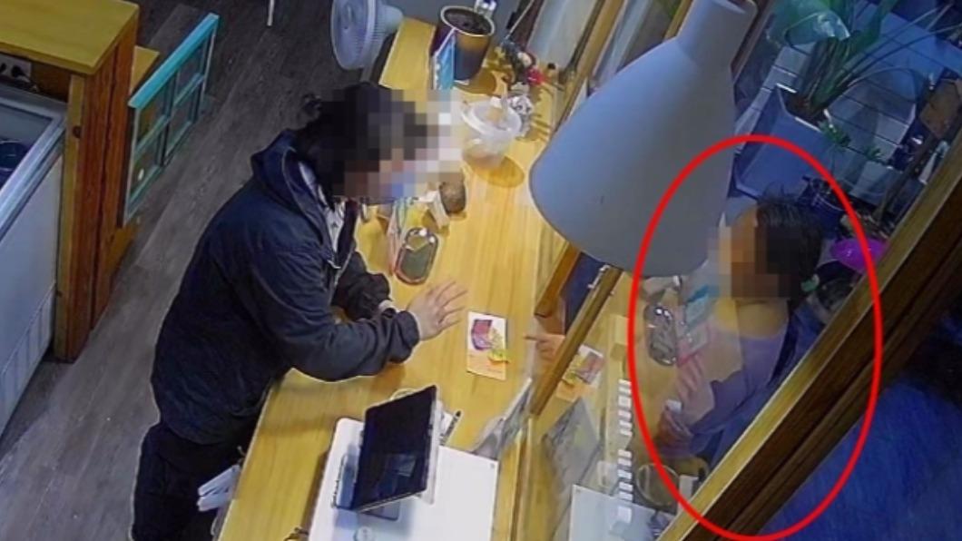 鬼月「拿冥紙買飲料」!高雄女嚇瘋店員妹妹:這是可以用的錢