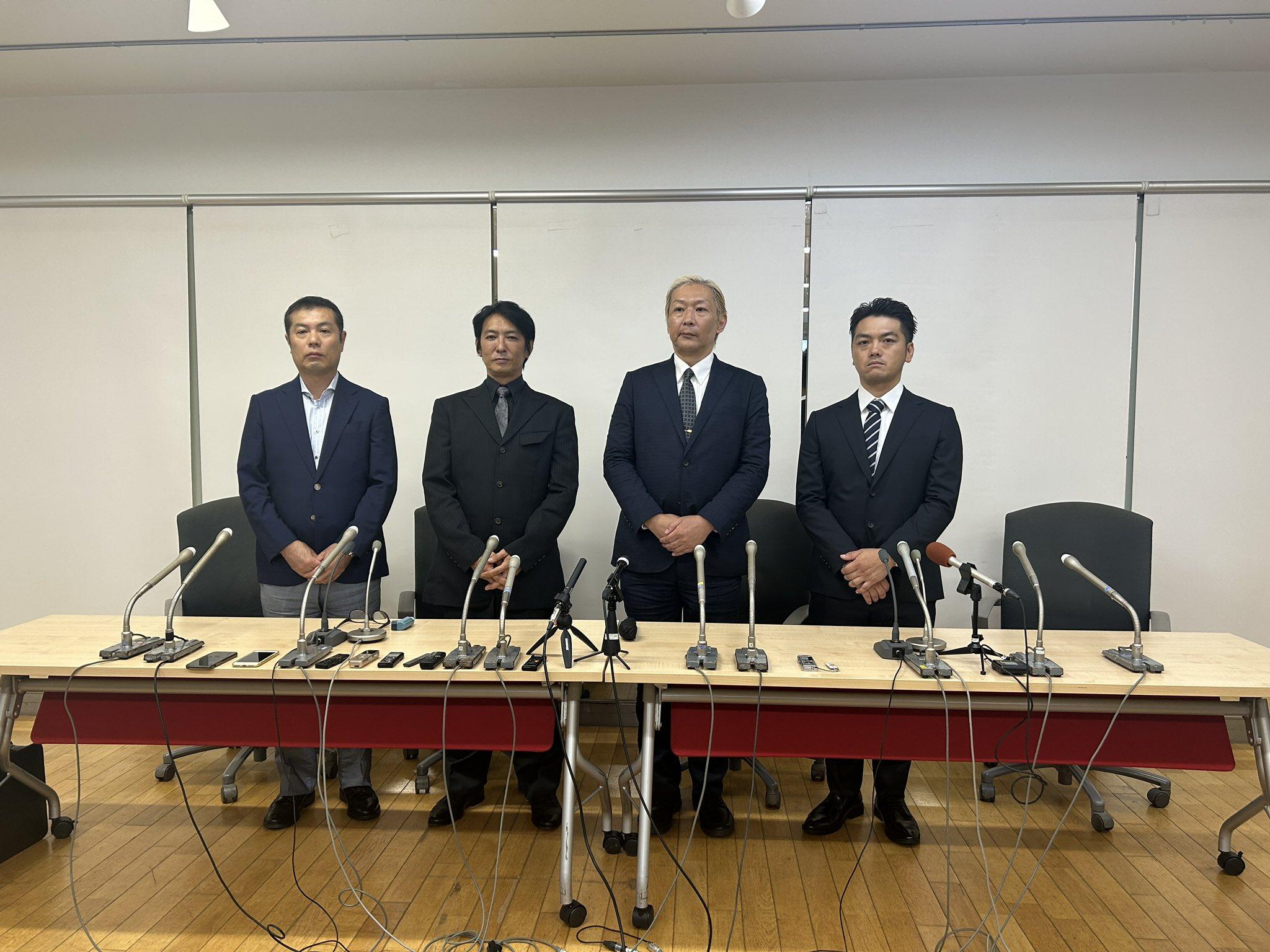 大島幸廣(最右)與「傑尼斯性侵問題當事人協會」成員一同出面。(圖/翻攝自kako_satoko)