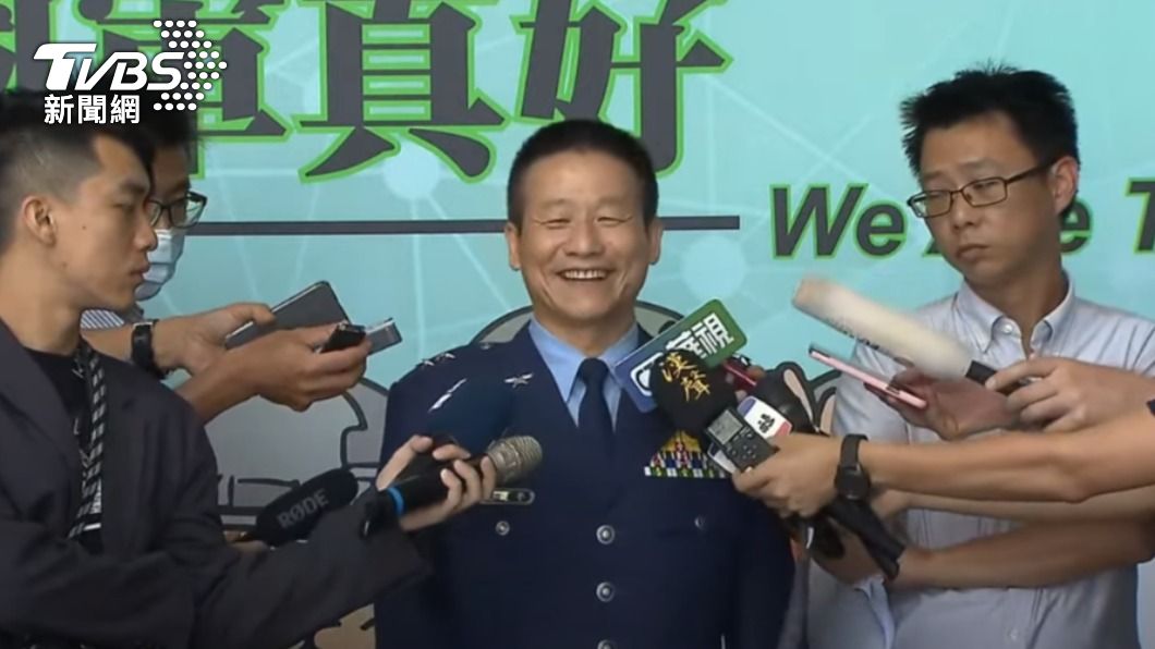 對於機翼上拍攝婚紗,空軍參謀長曹進平強調「沒有禁止、也沒有嚴禁」。(圖/國防部記者會直播)