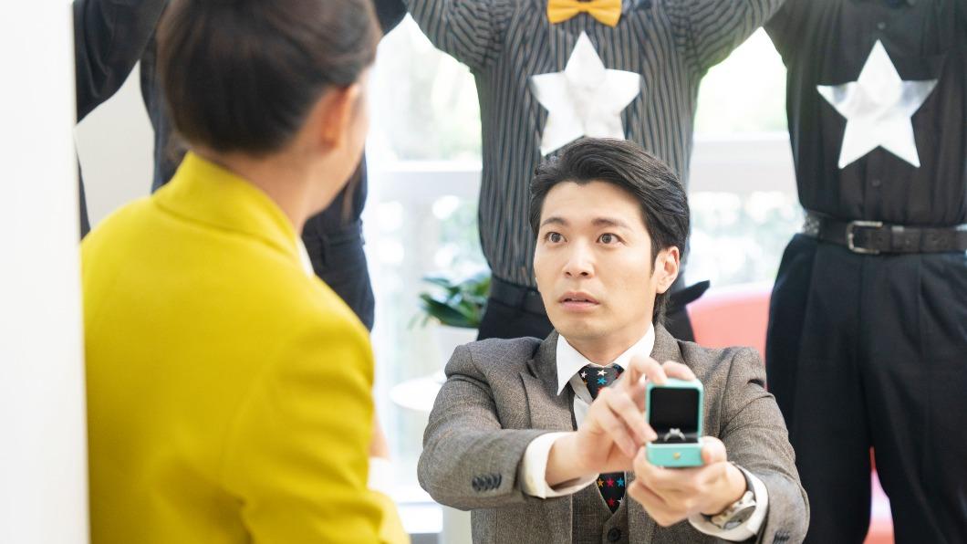 侯彥西劇中突襲女友辦公室求婚,卻發生意外插曲。(圖/衛視提供)