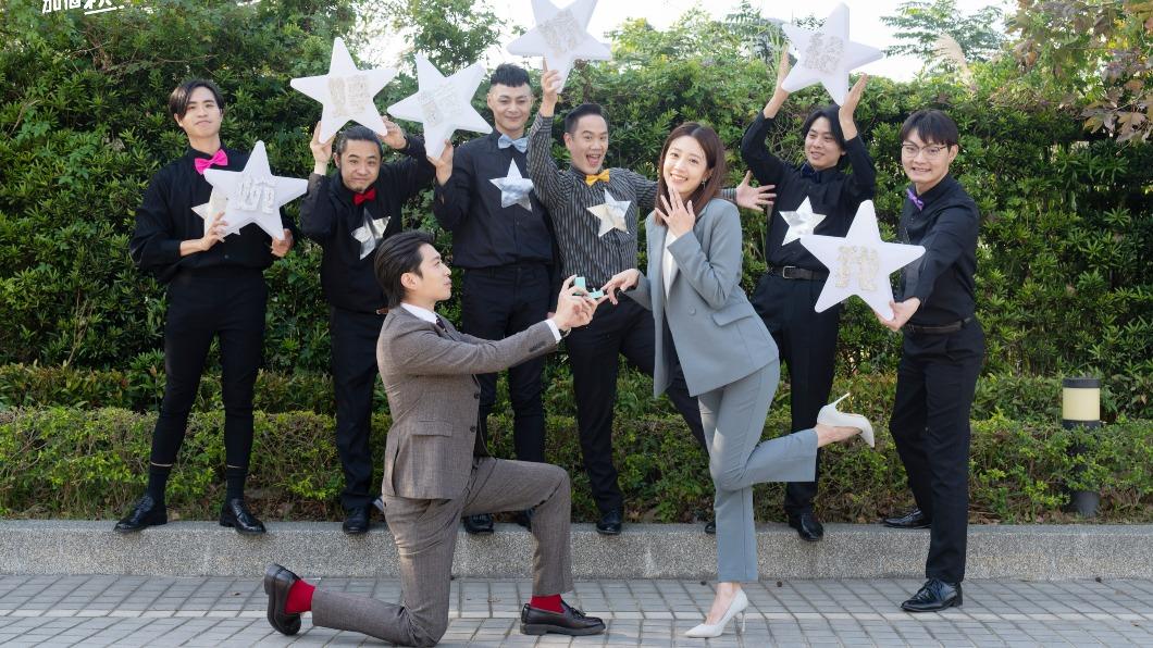 突襲女友辦公室!侯彥西大陣仗求婚 自曝「婚戒戴反」超糗過程