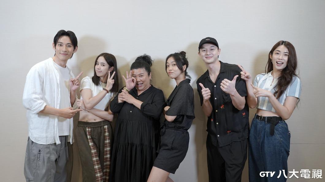 左起徐鈞浩、温貞菱、林美秀、李霈瑜、張軒睿、林思宇出席《妳是我的姐妹》殺青宴。（圖／八大提供）