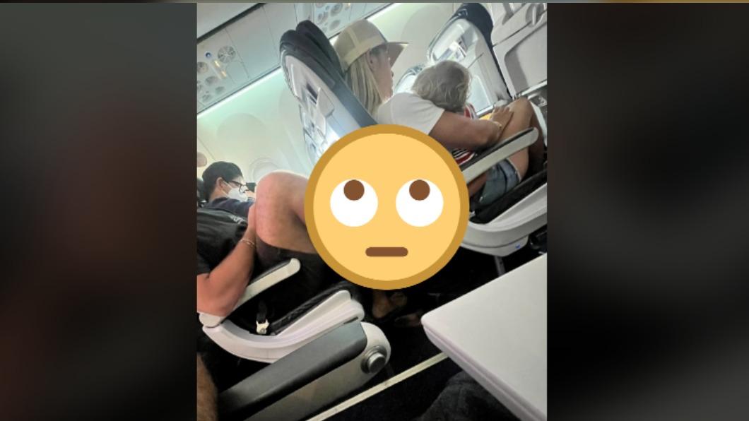 男上機光腳拖鞋!下秒「1舉動」噁爆 網轟:壓扁他的腳