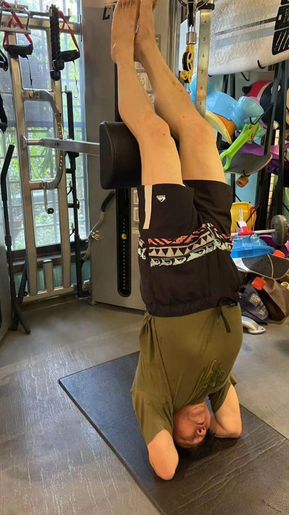胡瓜64歲了還能倒立，讓很多粉絲們讚嘆不已。（圖／翻攝自胡瓜臉書）