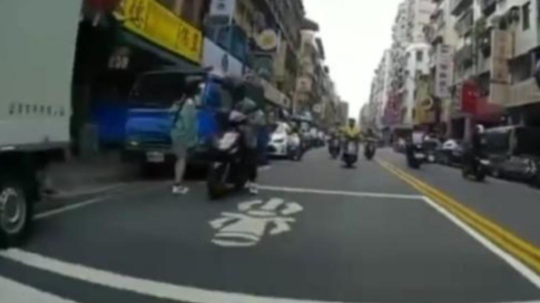 一對男女雙載,卻沒想到後座女子無預警摔下車,讓男騎士氣得狂飆髒話。(圖/翻攝自臉書)